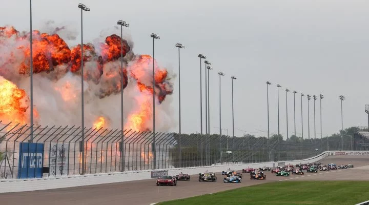 Vista lateral de un vehículo en la pista de la IndyCar