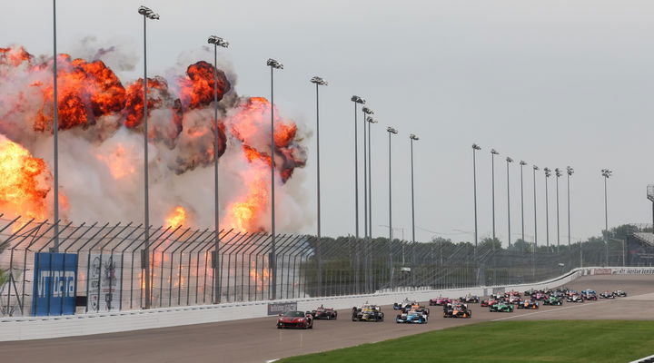 Vista lateral de un vehículo en la pista de la IndyCar