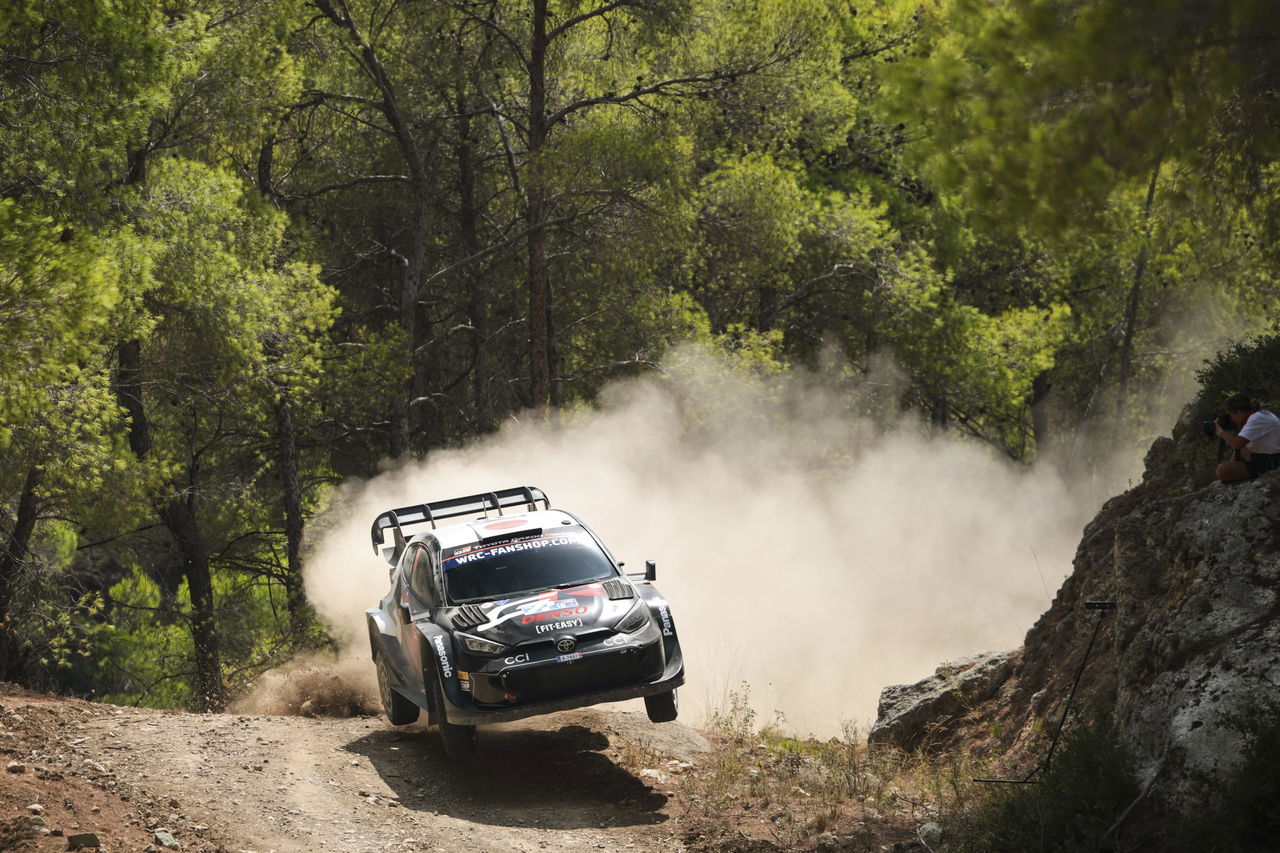 Toyota GR Yaris Rally1 atacando con furia en un tramo de tierra