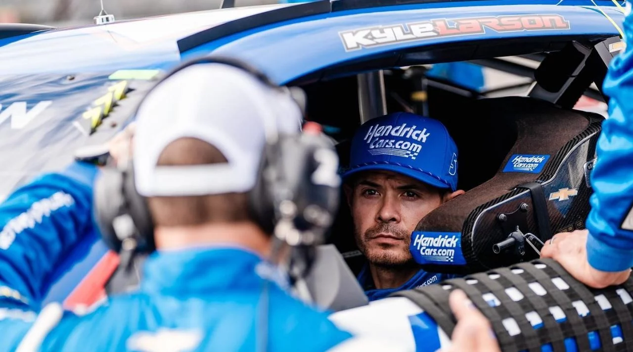 Kyle Larson al volante del coche de Hendrick Motorsport, enfocado y listo para competir.