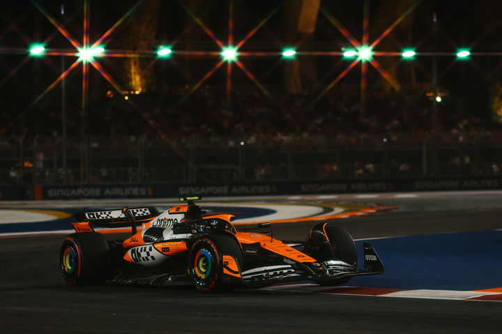 McLaren MCL36 destacando en la FP2 del GP de Singapur.