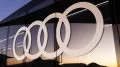 Logotipo de Audi iluminado, simbolizando su presencia en el mercado automotriz.