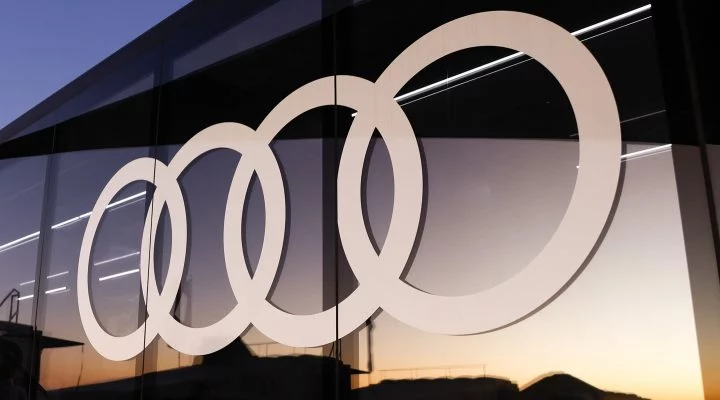 Logotipo de Audi iluminado, simbolizando su presencia en el mercado automotriz.