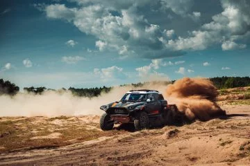 El MINI JCW Rally 3.0i desatando su potencia en las dunas del Dakar.