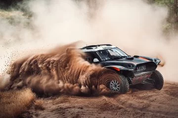 El MINI JCW Rally desata su potencia en el Dakar, dejando una estela de polvo.