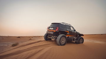 Vista dinámica del MINI JCW Rally 3.0i surcando las dunas del Dakar.