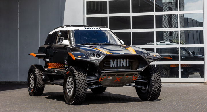 El MINI JCW Rally 3.0i se presenta con una robusta postura lista para el Dakar.