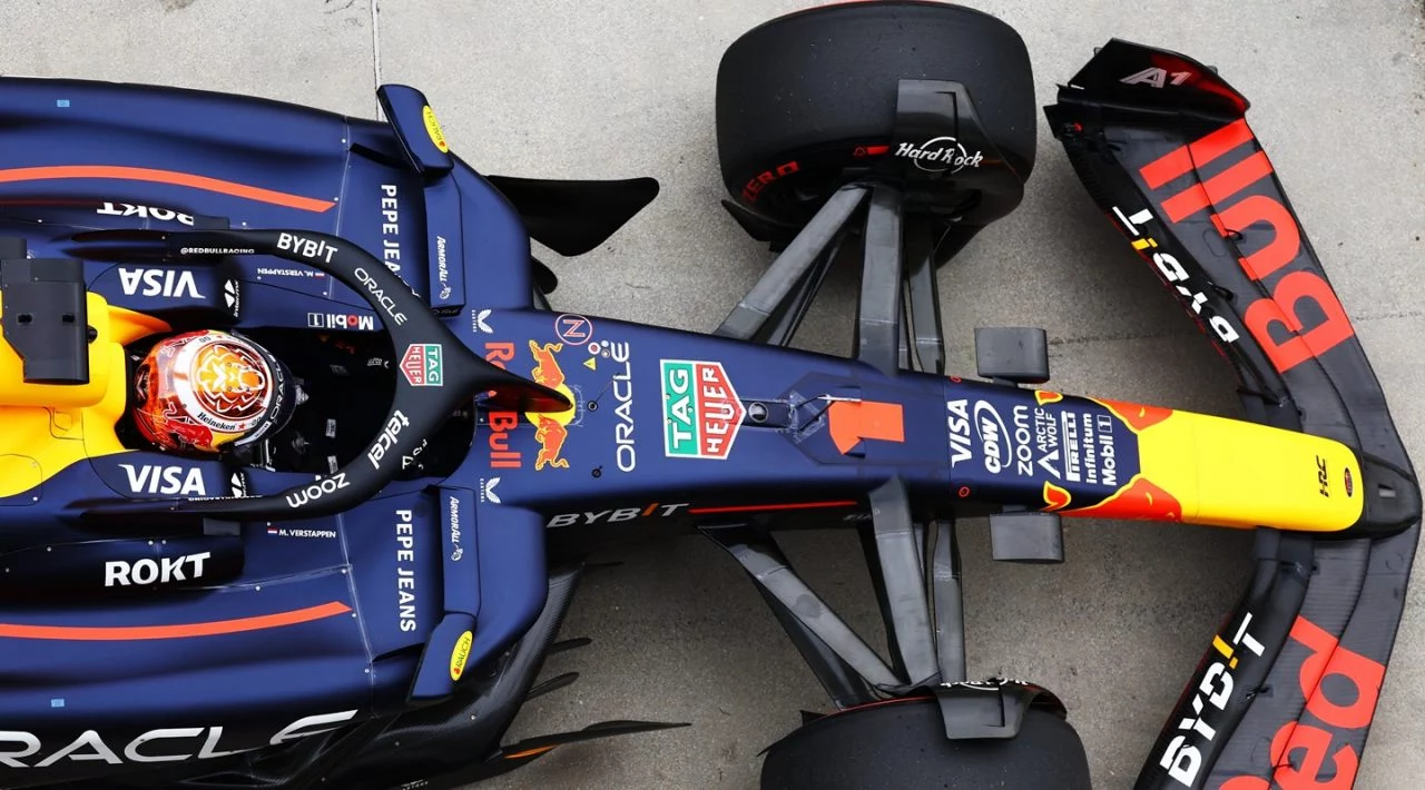 Vista lateral del Red Bull Racing ME-2024 con Max Verstappen al volante.