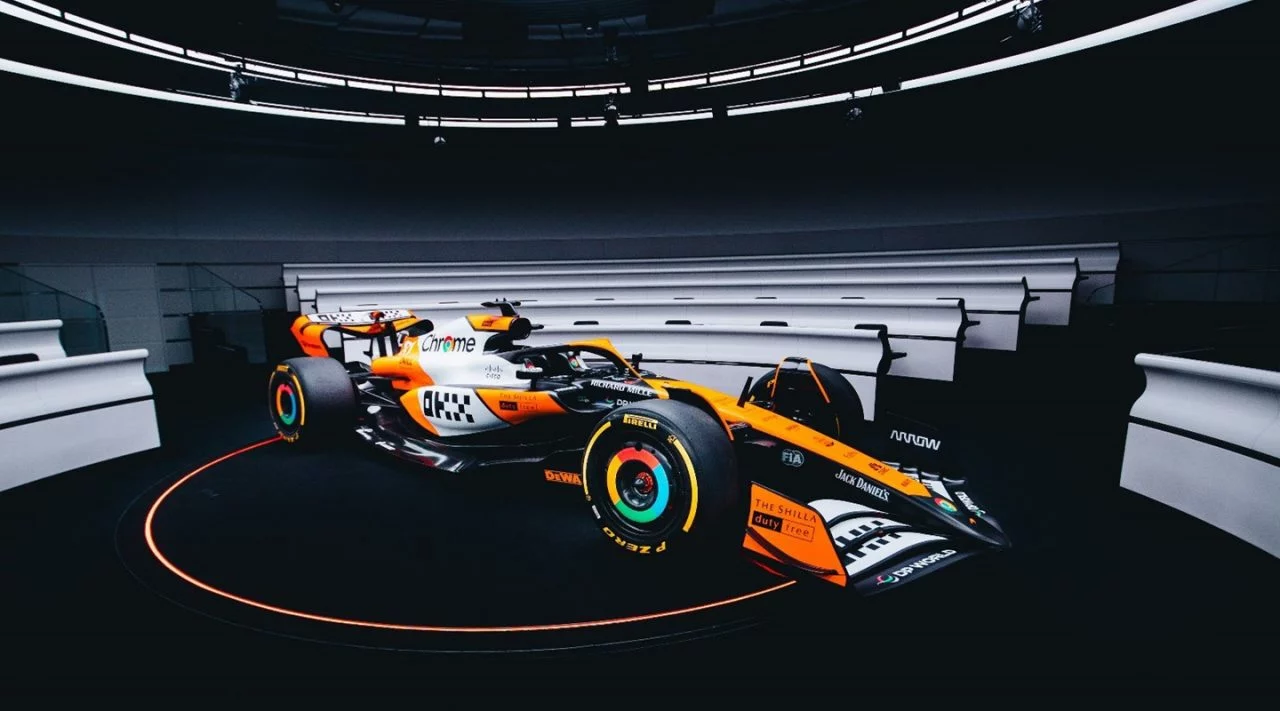 McLaren MCL30 con librea conmemorativa de los MP4 en el circuito de Singapur.