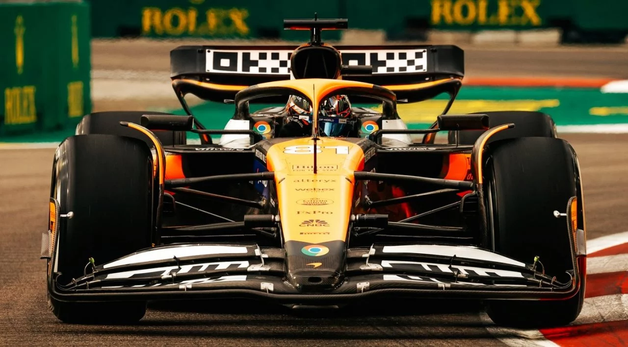 Vista trasera del McLaren MCL38 en acción sobre el asfalto de Singapur