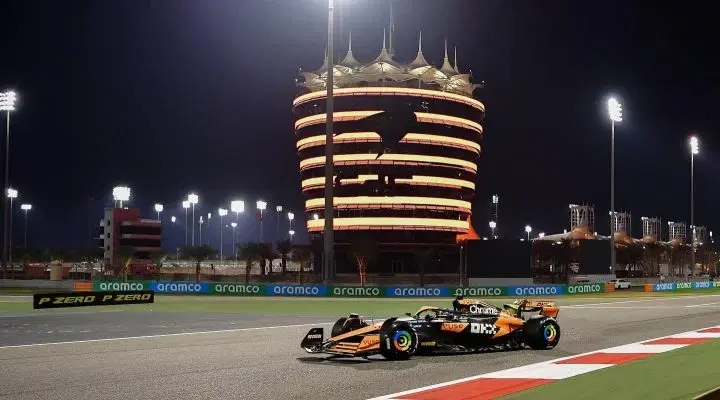 Vista lateral del McLaren en las pruebas de pretemporada en el Circuito de Bahrein para la F1 2024.