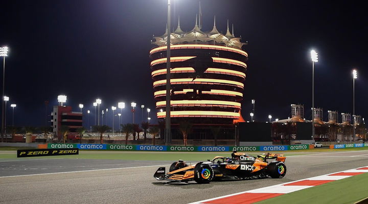 Vista lateral del McLaren en las pruebas de pretemporada en el Circuito de Bahrein para la F1 2024.