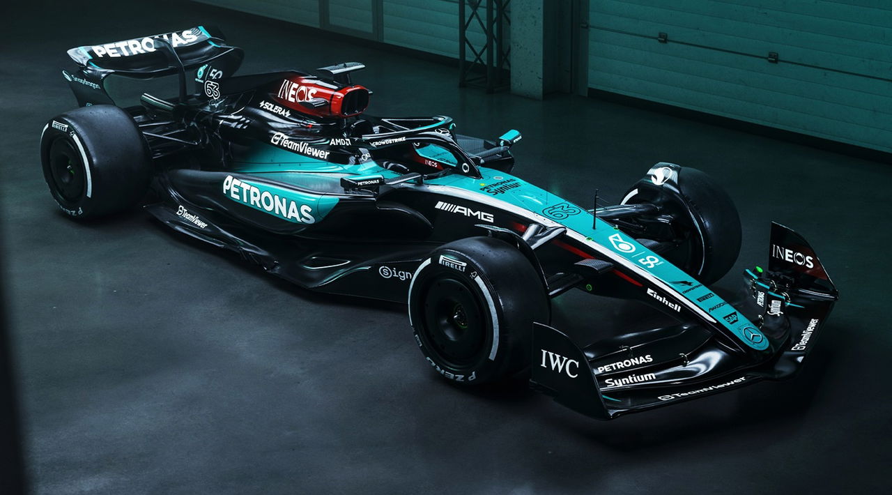 El W15 de Mercedes-AMG F1 celebra el aniversario de Petronas con una decoración especial.