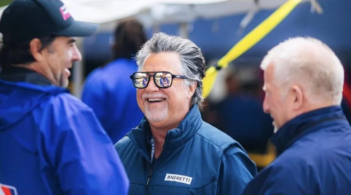 Michael Andretti dialoga con su equipo en el paddock de IndyCar.