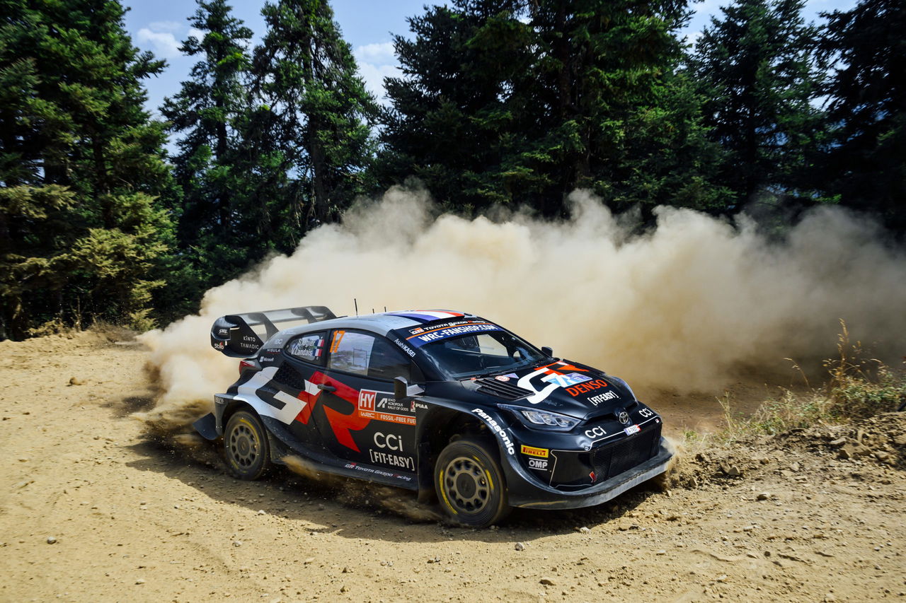 Ogier en acción durante Rally Acrópolis antes de la rotura del turbo, Hyundai en lucha