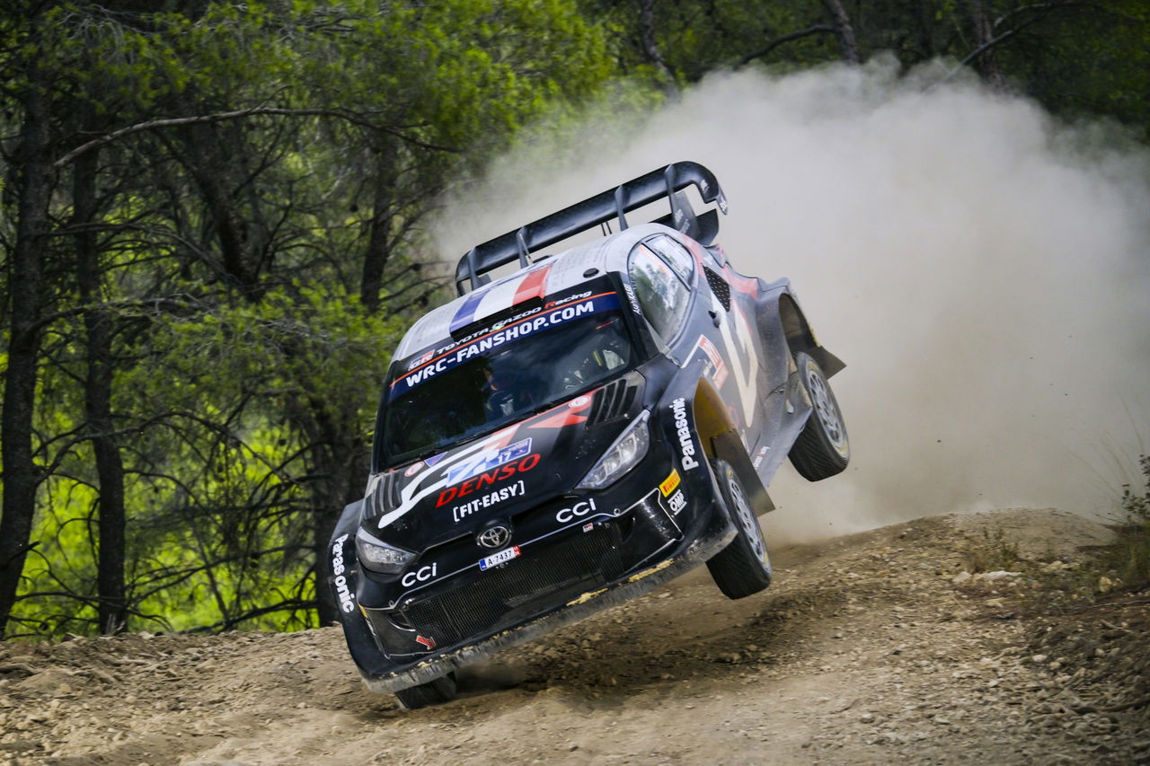 Thierry Neuville ataca las duras pistas del Rally Acrópolis con decisión.