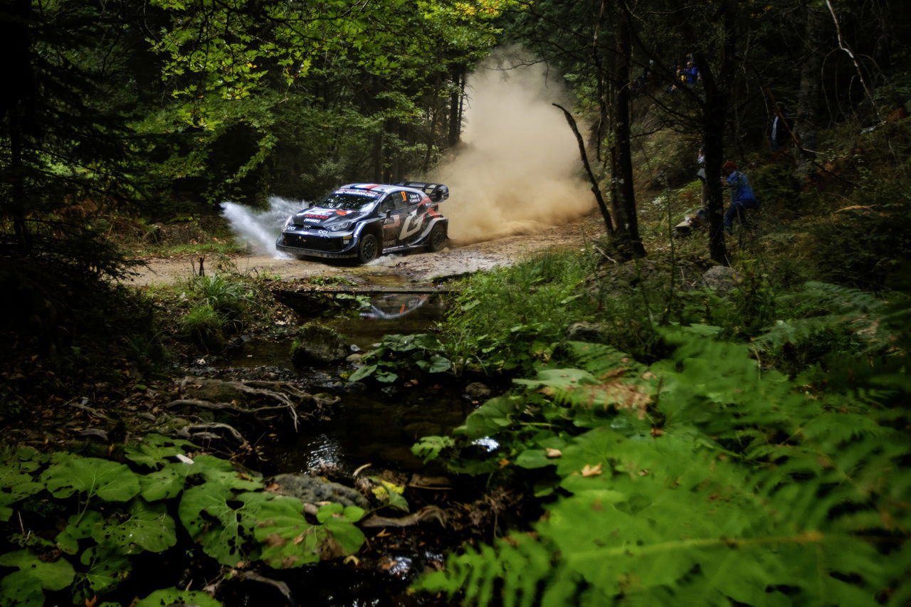 Sébastien Ogier en acción durante el Rally Acrópolis, antes del vuelco.