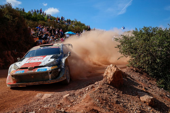 El Toyota se abre paso por las duras rutas del Rally Acrópolis, levantando polvo y demostrando su robustez.