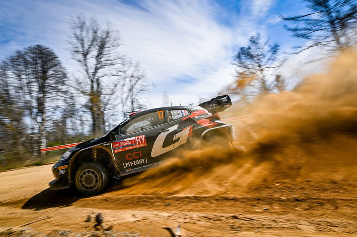 Sébastien Ogier dominando su vehículo en el Rally de Chile con maestría.