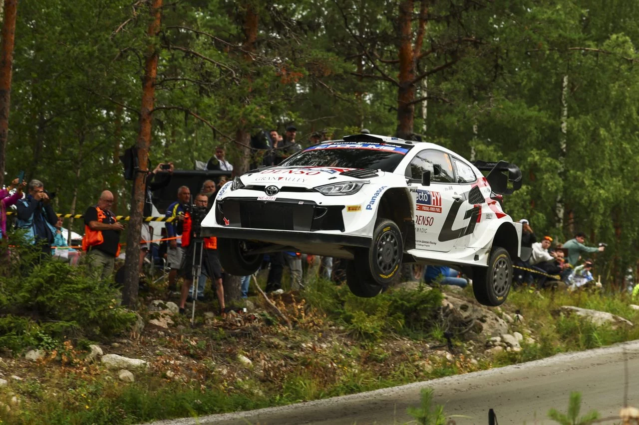 El Toyota GR Yaris Rally1 ejecutando un salto espectacular en competición