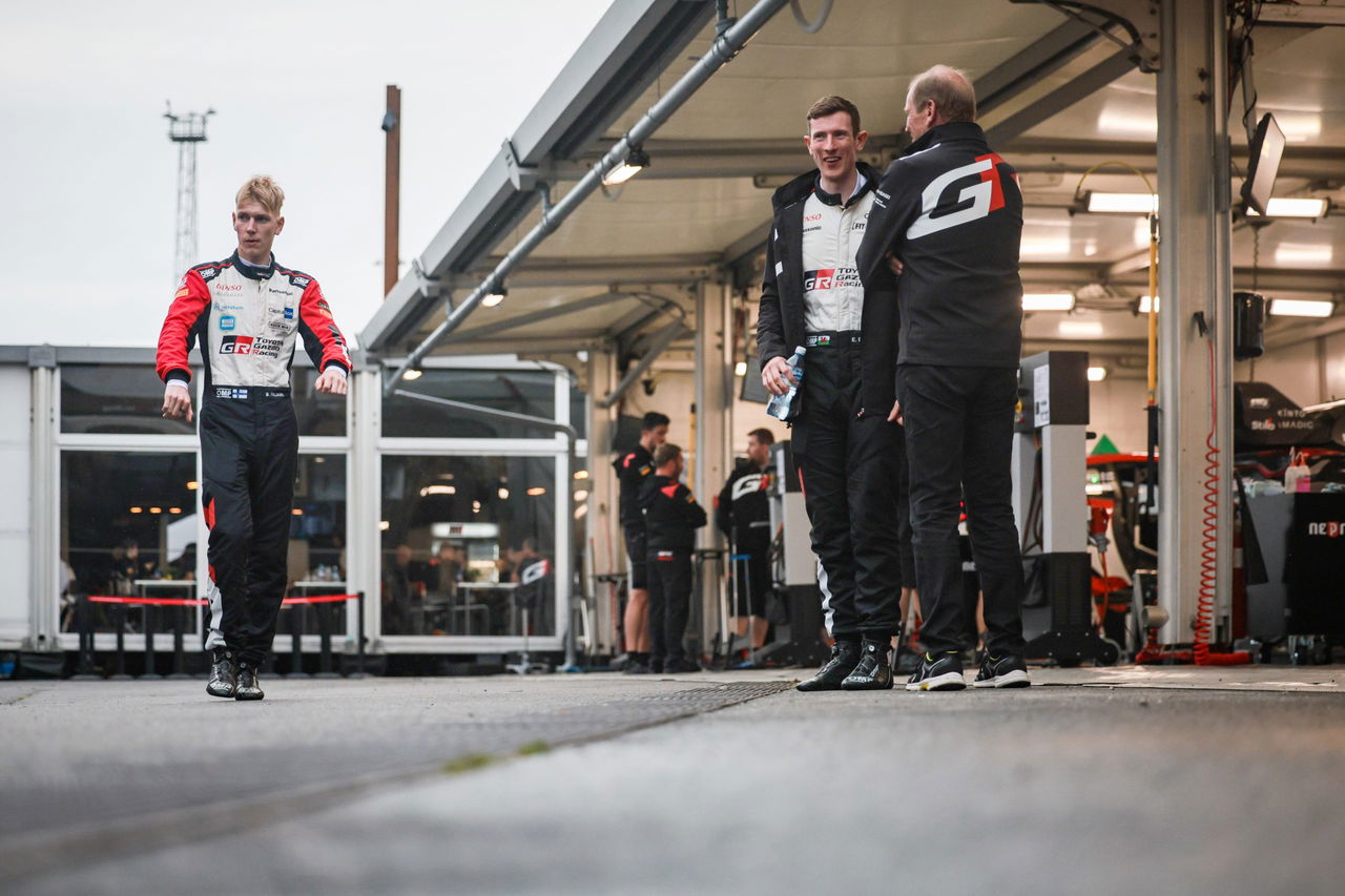 Sami Pajari junto al equipo Toyota en el paddock.