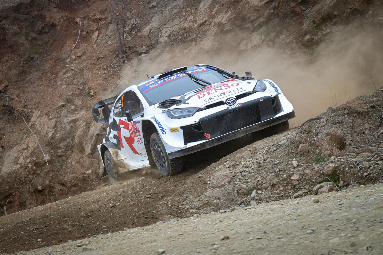 Toyota Yaris WRC deslizándose en tramo de tierra Rally Chile