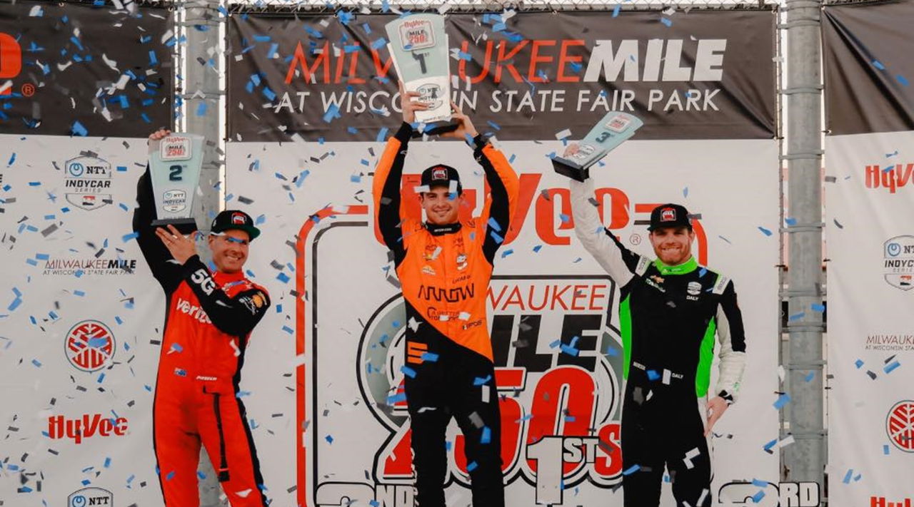 Pato O'Ward celebra victoria con equipo Arrow McLaren en Milwaukee