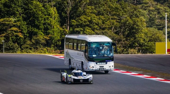 El Peugeot 9X8 en acción, mostrando su línea lateral aerodinámica