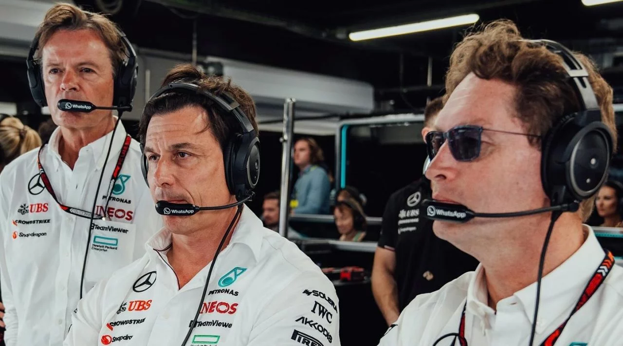 Equipo Mercedes AMG en el pitwall durante el GP de Barcelona, estrategia y concentración.