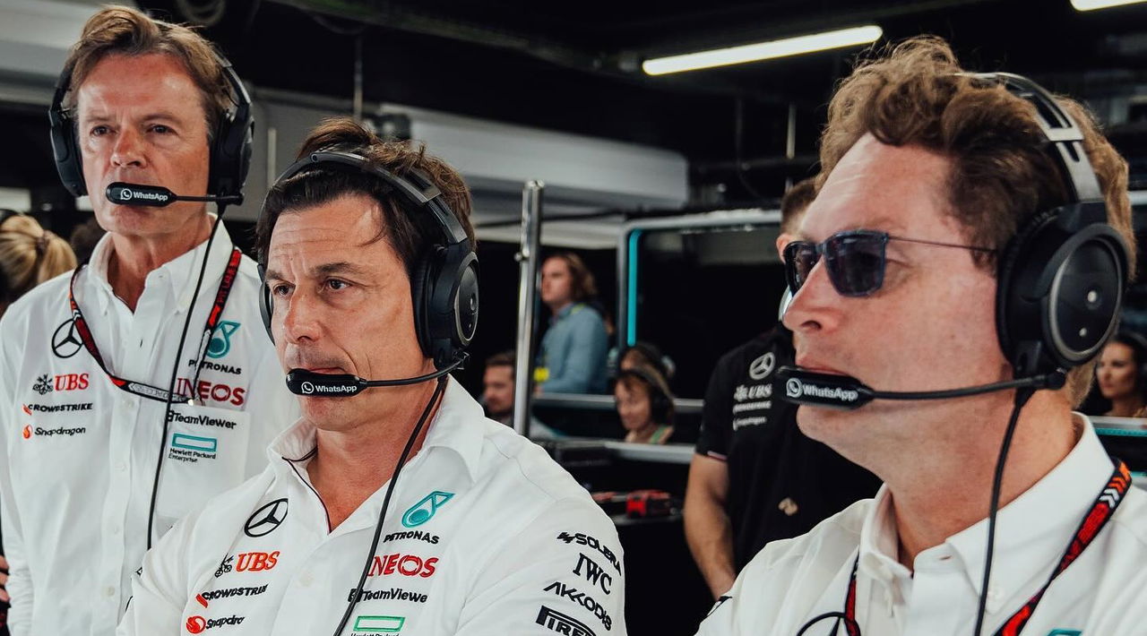 Equipo Mercedes AMG en el pitwall durante el GP de Barcelona, estrategia y concentración.