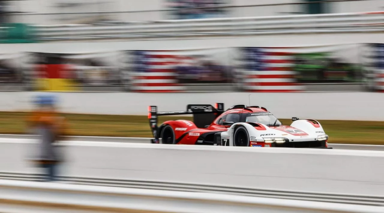 Porsche del equipo Penske Motorsport compitiendo en IMSA Petit Le Mans 2023