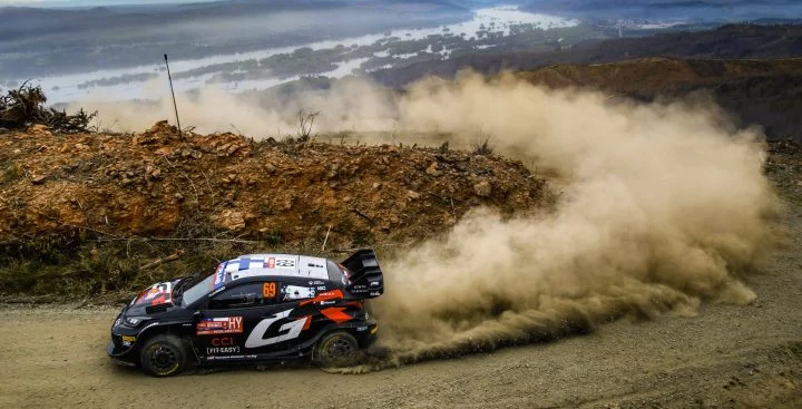 Kalle Rovanperä domina el terreno chileno con maestría en su Toyota Yaris WRC.