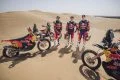 Equipo Red Bull KTM en el desierto con sus motos de rally