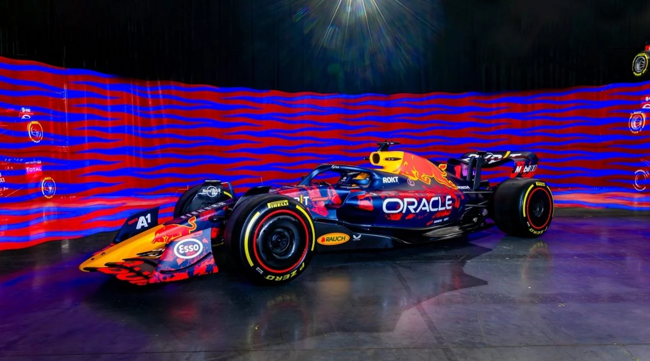 Vista lateral del Red Bull RB20 con decoración especial en Silverstone