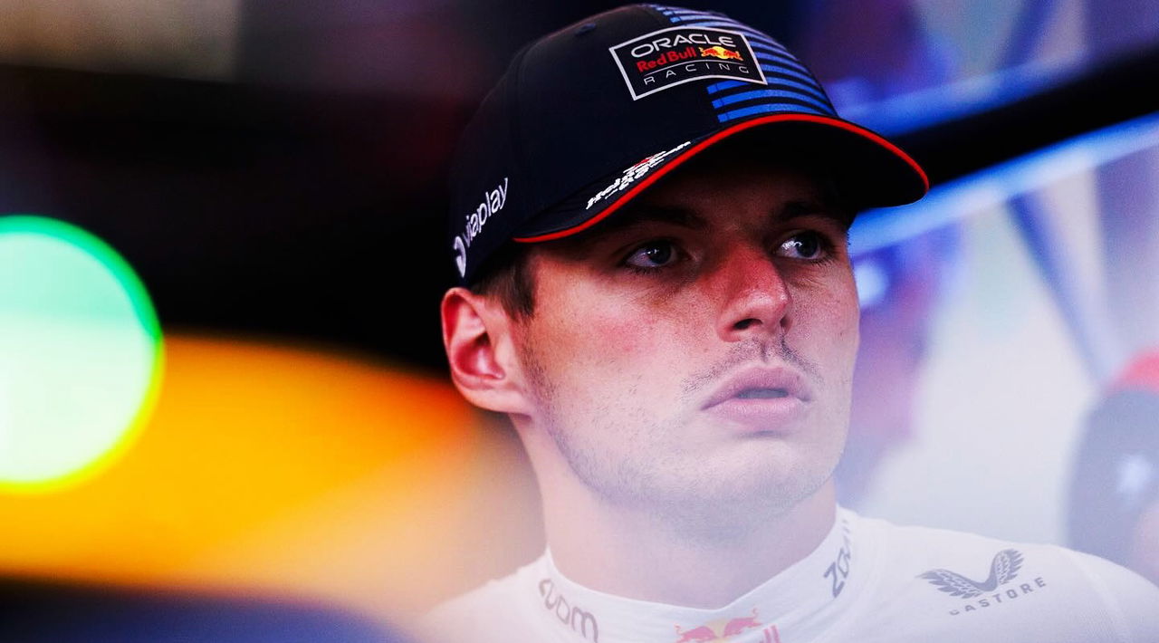 Max Verstappen con expresión seria, posiblemente tras críticas a su equipo.