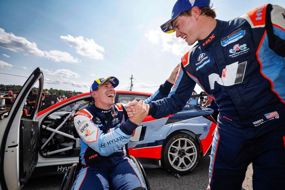 Robert Wickens junto a un Hyundai en evento Motorsport.