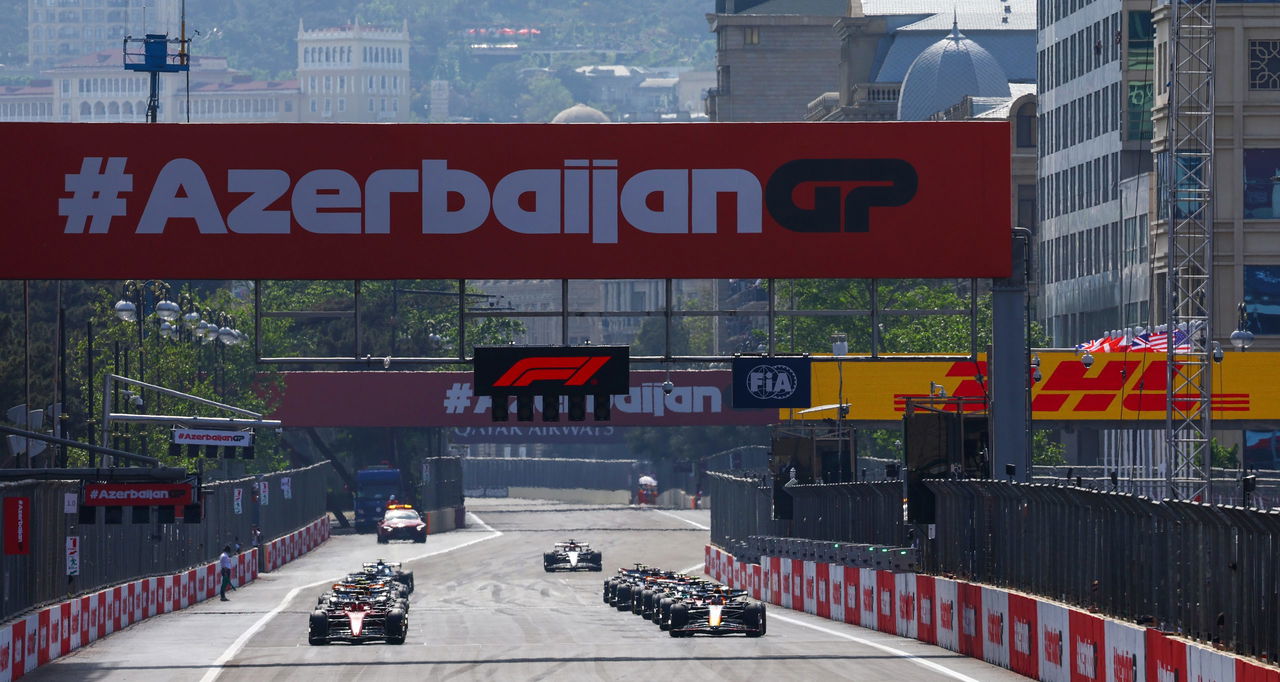 Vista lateral de la parrilla de salida con los monoplazas en el Gran Premio de Azerbaiyán.