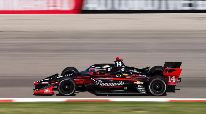 Santino Ferrucci al volante del imponente AJ Foyt Racing IndyCar, modelo 2024.