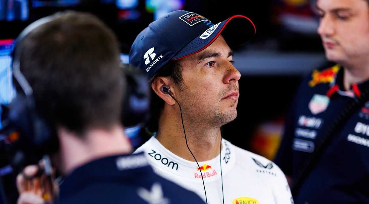 Sergio Pérez junto al monoplaza de Red Bull Racing en el paddock.