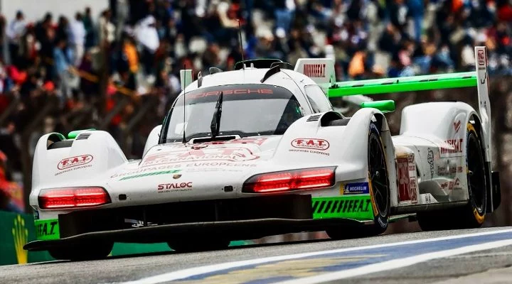 Porsche 963 en acción durante el WEC en Interlagos, perspectiva trasera lateral.