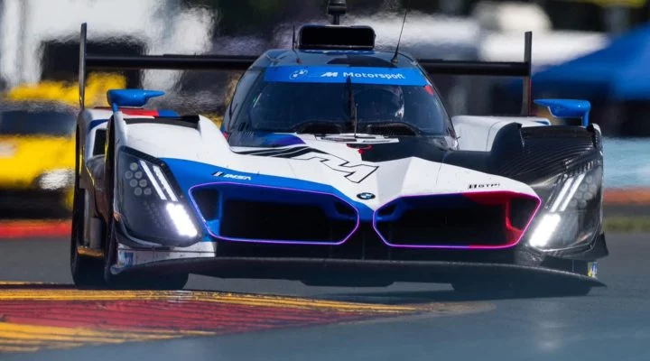 Vistazo al BMW en competición IMSA clase GTP, mostrando su dinámico frontal y diseño lateral.