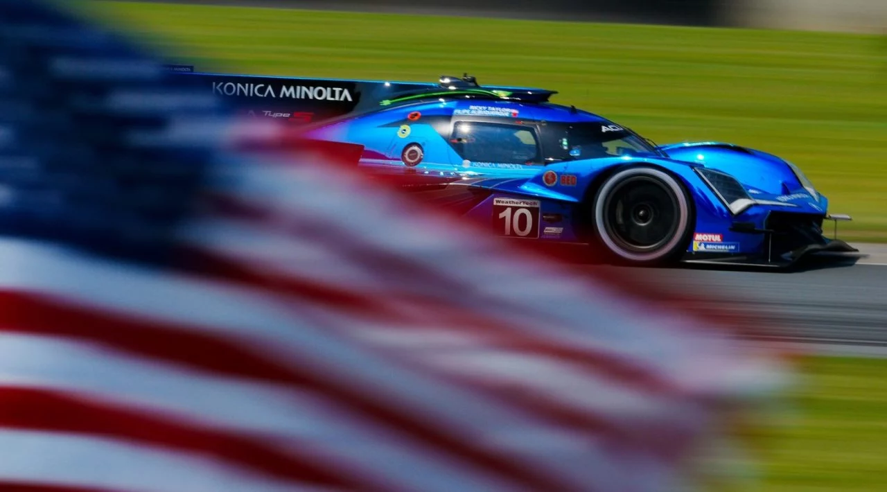 Acura ARX-06 de Wayne Taylor Racing en acción, vibrante y dinámico.