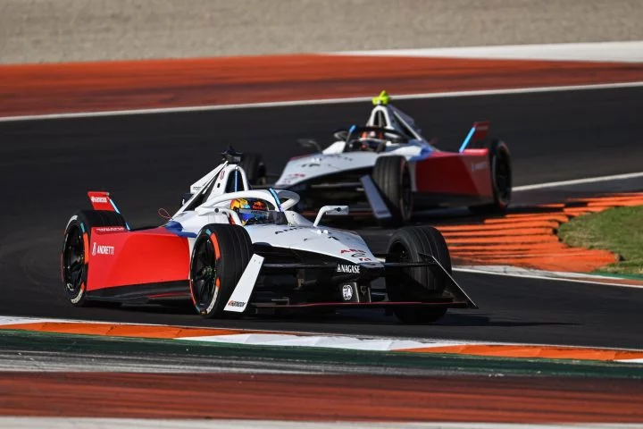 ABT Lola Yamaha compitiendo en pista, muestra dinamismo y diseño aerodinámico.