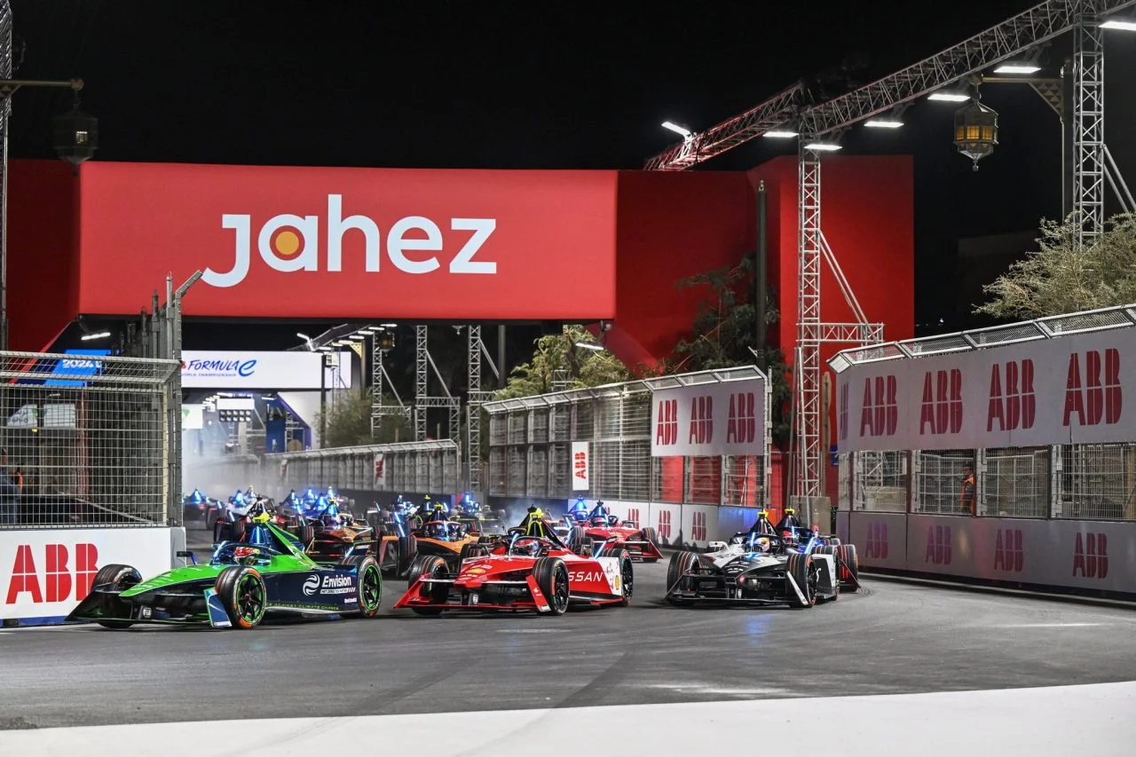 Monoplazas Formula E en acción nocturna en Ad Diriyah