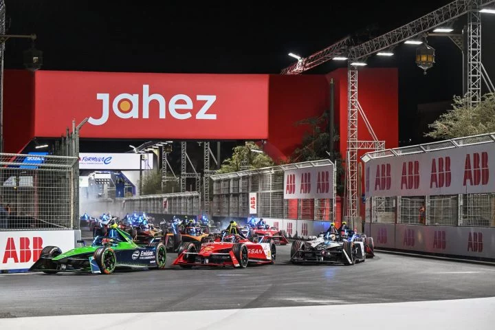 Monoplazas Formula E en acción nocturna en Ad Diriyah