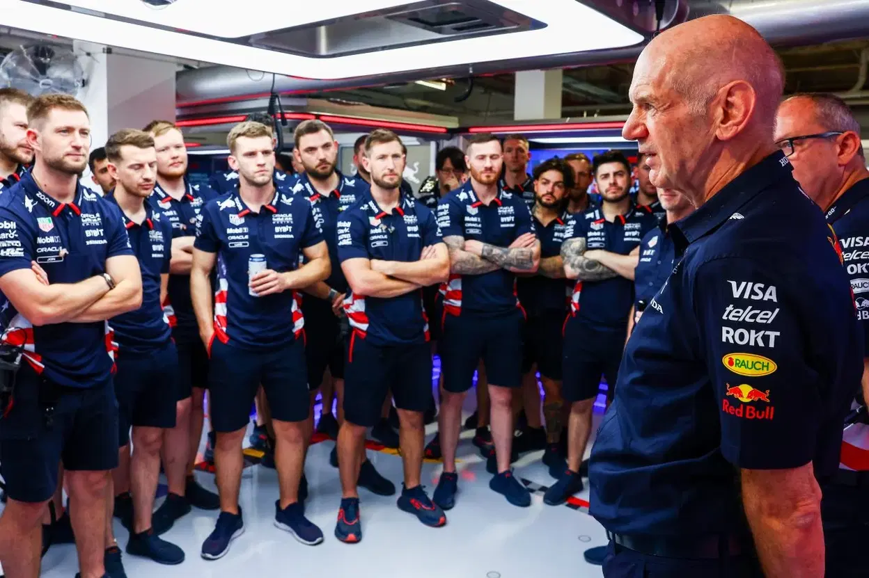 Adrian Newey, mente maestra de F1, con el equipo de Aston Martin en el paddock.