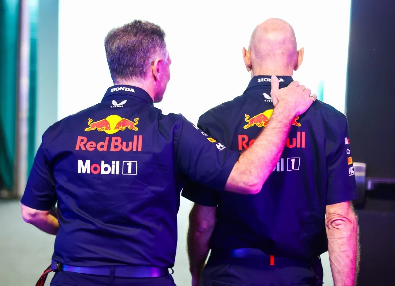 Adrian Newey junto a compañero en evento de F1, sin vista al coche