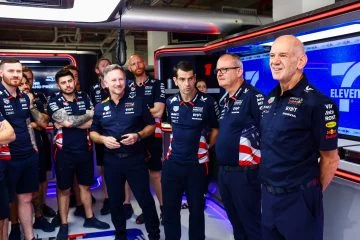 Equipo de Aston Martin F1 junto a Adrian Newey, genio de la aerodinámica.