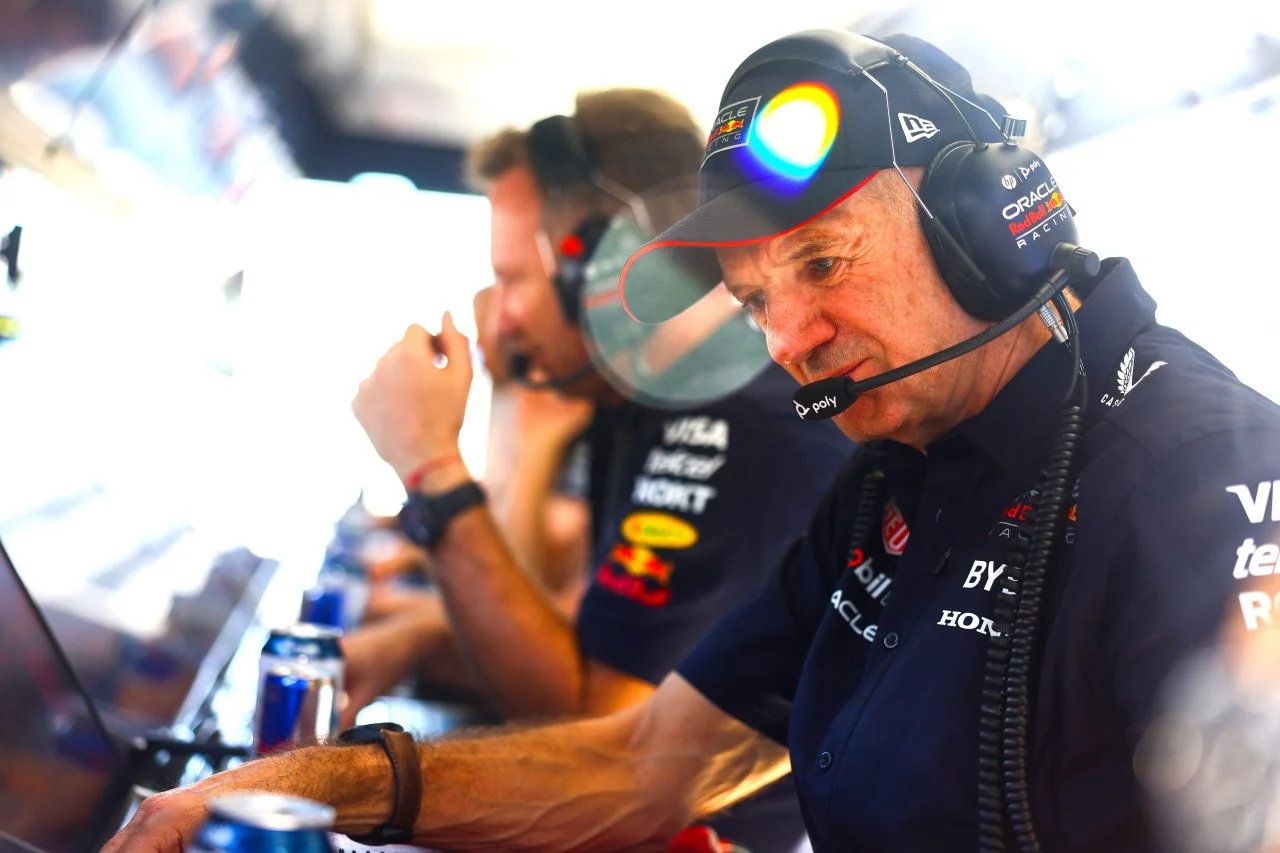 Adrian Newey en su ambiente, concentrado en la estrategia de carrera.