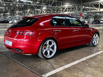 Alfa Romeo Brera híbrido con estética agresiva y proporciones dinámicas.